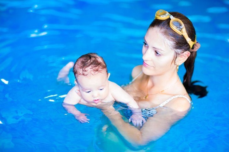 Mor og baby i swimmingpool