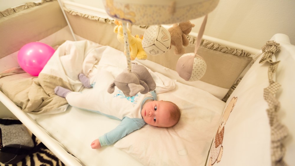 Baby med uro ovenover sig